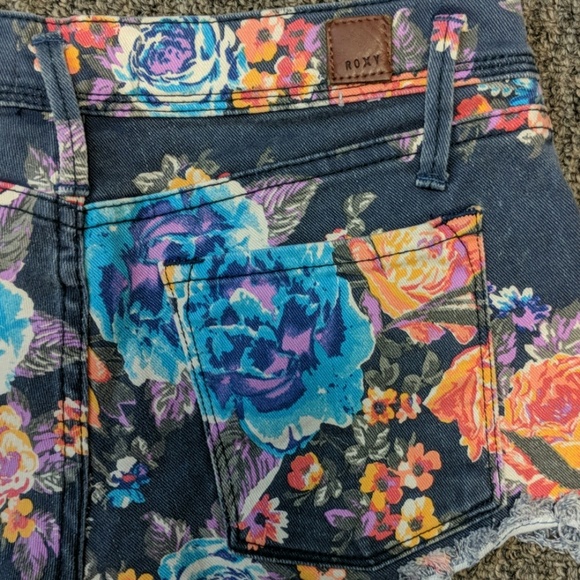 Roxy Jean Shorts Size 3/ 26 - Picture 4 of 8